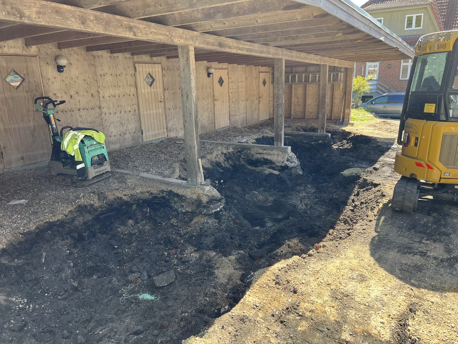 Pladevibrator under carport