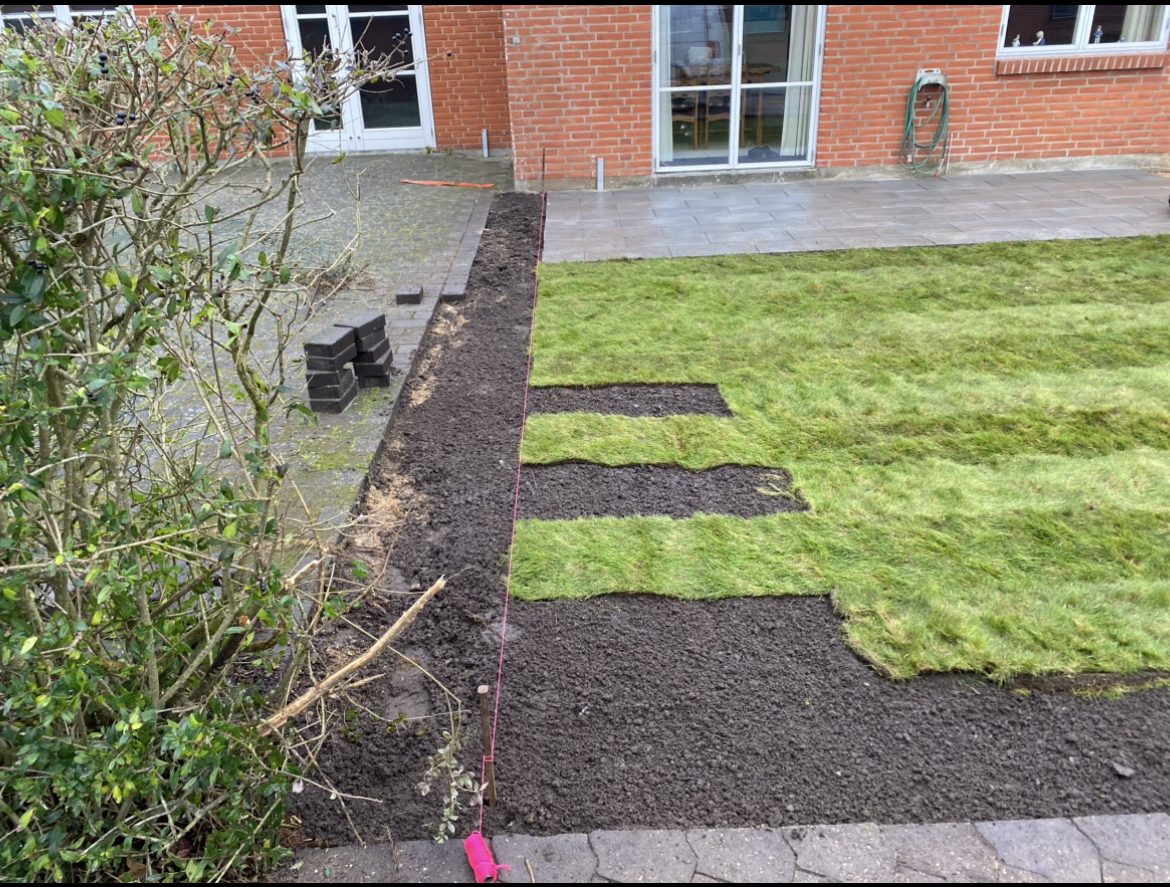 Efter: retableret med græs og belægning